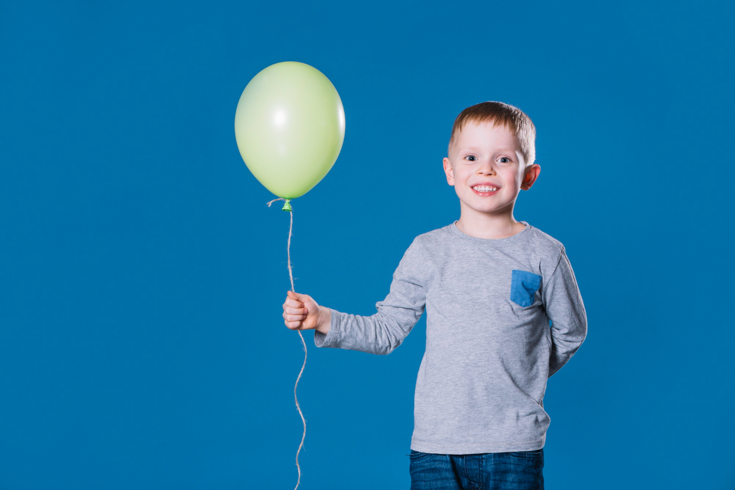 Мальчик с большим шаром. Шарики для мальчика. Воздушный шарик в руке. Дети с воздушными шарами. Шарики воздушные для мальчика.